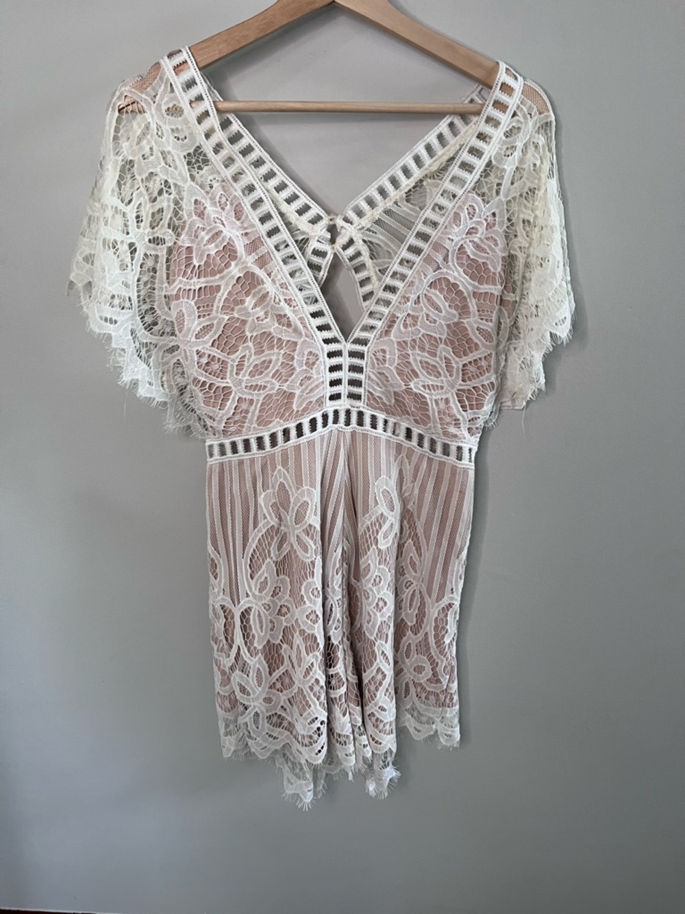 Akira Chicago Black‎ Label White Lace Romper Nude Lining V-Neck Open Back Large
